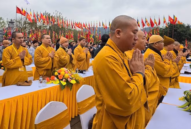 Các tăng ni, phật tử tham dự lễ khai hội chùa Bái Đính năm 2025.