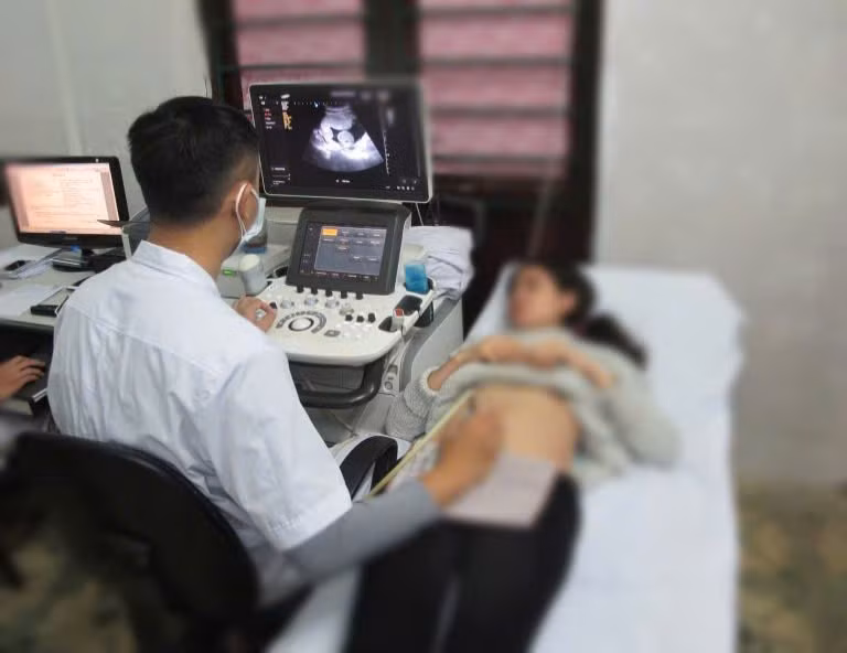 Khám sàng lọc trước sinh tại Bệnh viện Sản Nhi tỉnh Ninh Bình. (Ảnh: MINH PHƯƠNG)