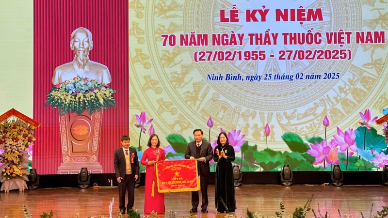 Sở Y tế Ninh Bình nhận danh hiệu Cờ thi đua của Ủy ban nhân dân tỉnh Ninh Bình vì đã có thành tích xuất sắc trong thực hiện các phong trào thi đua của tỉnh năm 2024.