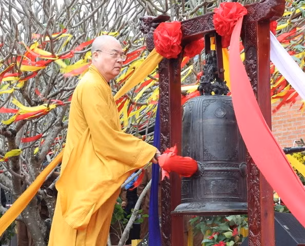 Hòa thượng Thích Thanh Nhiễu - Ủy viên thường trực Hội đồng chứng minh, Phó Chủ tịch thường trực Hội đồng Trị sự Giáo hội Phật giáo Việt Nam đánh chuông khai hội chùa Bái Đính năm 2025. (Ảnh: Nguyễn Trường)