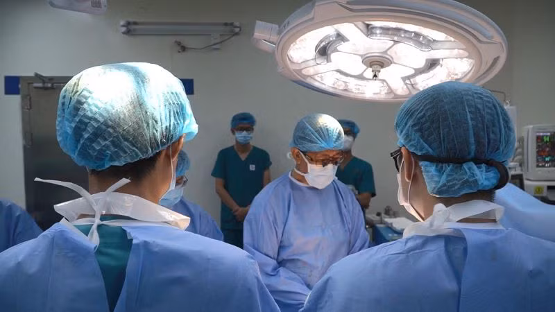 Các bác sĩ dành phút mặc niệm người hiến tạng trước khi phẫu thuật lấy tạng. (Ảnh: Hoàng Lộc) Các bác sĩ dành phút mặc niệm người hiến tạng trước khi phẫu thuật lấy tạng. (Ảnh: Hoàng Lộc)