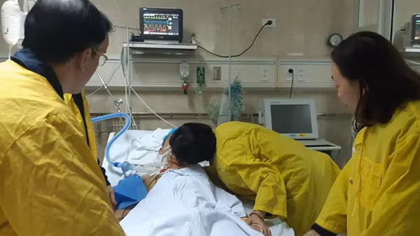 Phút tiễn biệt người thân trước khi ca phẫu thuật ghép tạng diễn ra. (Ảnh: C.Phương)