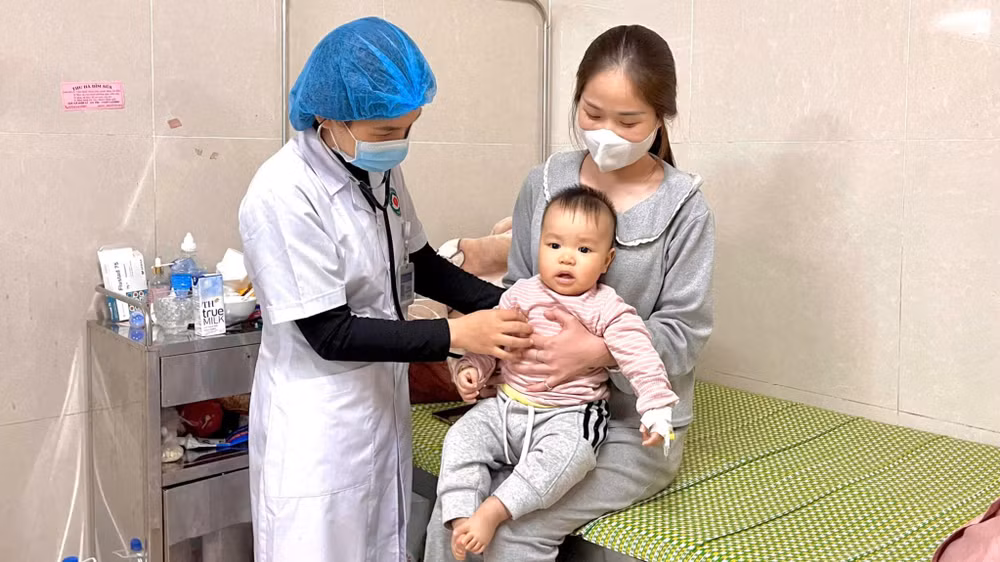 Người dân không tự ý mua thuốc điều trị tại nhà, dễ làm bệnh trở nặng và gặp phải các biến chứng đáng tiếc. Người dân không tự ý mua thuốc điều trị tại nhà, dễ làm bệnh trở nặng và gặp phải các biến chứng đáng tiếc.