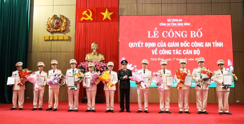 11 đồng chí Đại tá, Thượng tá là lãnh đạo đơn vị xin nghỉ công tác, hưởng chế độ hưu trí. (Ảnh: Phòng PX03)