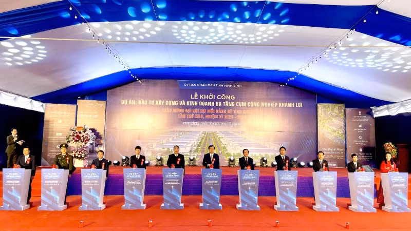 Các đại biểu bấm nút khởi công Dự án đầu tư xây dựng và kinh doanh hạ tầng Cụm công nghiệp Khánh Lợi, huyện Yên Khánh, tỉnh Ninh Bình.