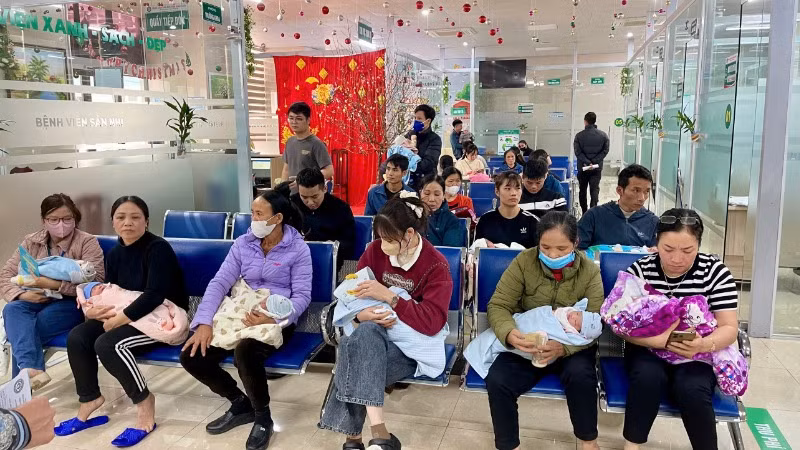 Hiện Bệnh viện Sản-Nhi Ninh Bình có đầy đủ các loại vaccine cúm mùa để tiêm cho tất cả các đối tượng. Trung bình mỗi tháng Khoa Dinh dưỡng-Tiêm chủng của bệnh viện tiêm khoảng 200-250 mũi cúm. Hiện Bệnh viện Sản-Nhi Ninh Bình có đầy đủ các loại vaccine cúm mùa để tiêm cho tất cả các đối tượng. Trung bình mỗi tháng Khoa Dinh dưỡng-Tiêm chủng của bệnh viện tiêm khoảng 200-250 mũi cúm.