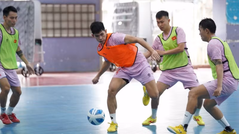 Các thành viên đội tuyển futsal Việt Nam tập luyện hăng hái. (Ảnh: VFF)