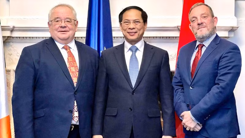 Chủ tịch Thượng viện Jerry Buttimer và Chủ tịch Hạ viện Seán Ó Fearghaíl cùng chụp ảnh với Bộ trưởng Ngoại giao Bùi Thanh Sơn tại buổi gặp. 
