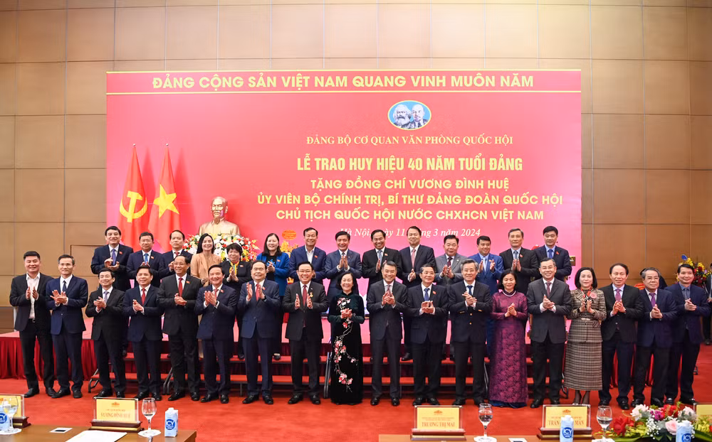 Chủ tịch Quốc hội Vương Đình Huệ cùng các đồng chí lãnh đạo Đảng, Nhà nước, Quốc hội và các đại biểu tại buổi lễ. Chủ tịch Quốc hội Vương Đình Huệ cùng các đồng chí lãnh đạo Đảng, Nhà nước, Quốc hội và các đại biểu tại buổi lễ.