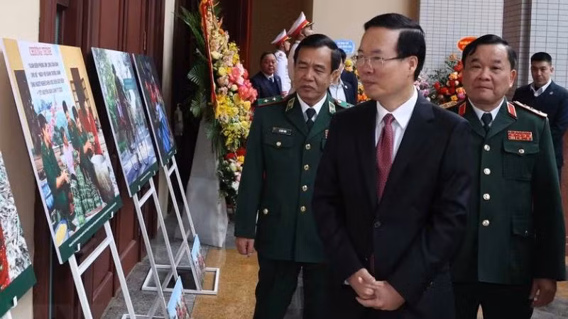 Chủ tịch nước Võ Văn Thưởng xem trưng bày hình ảnh về Bộ đội Biên phòng Việt Nam-65 năm xây dựng, chiến đấu và trưởng thành. Ảnh: TTXVN. Chủ tịch nước Võ Văn Thưởng xem trưng bày hình ảnh về Bộ đội Biên phòng Việt Nam-65 năm xây dựng, chiến đấu và trưởng thành. Ảnh: TTXVN.
