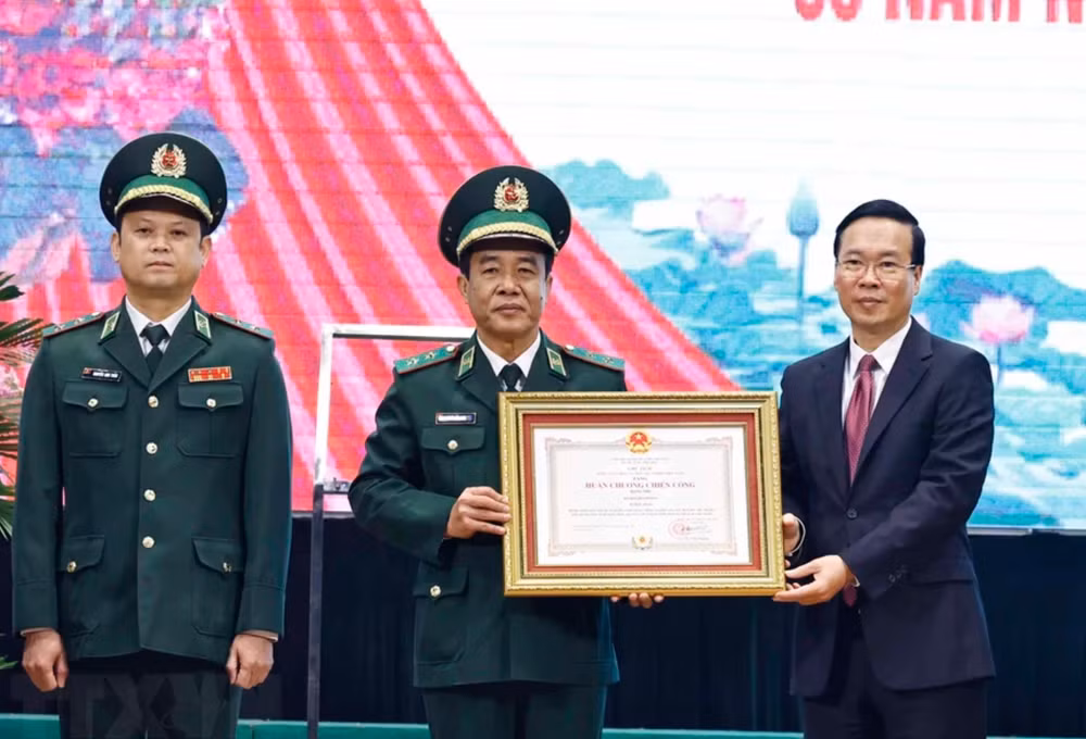 Chủ tịch nước Võ Văn Thưởng trao Huân chương Chiến công hạng Nhì tặng Bộ đội Biên phòng. Ảnh: TTXVN. Chủ tịch nước Võ Văn Thưởng trao Huân chương Chiến công hạng Nhì tặng Bộ đội Biên phòng. Ảnh: TTXVN.
