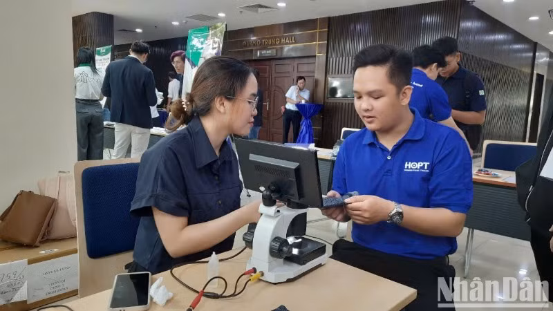 Các đại biểu tham quan khu trưng bày sản phẩm chăm sóc sức khỏe Các đại biểu tham quan khu trưng bày sản phẩm chăm sóc sức khỏe