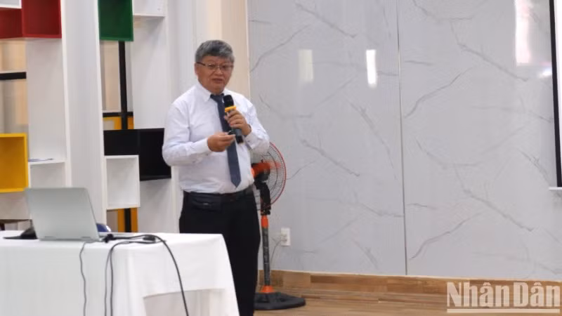 Phó Giáo sư, Tiến sĩ Huỳnh Nghĩa, Bệnh viện Truyền máu huyết học Thành phố Hồ Chí Minh phát biểu tại hội thảo.