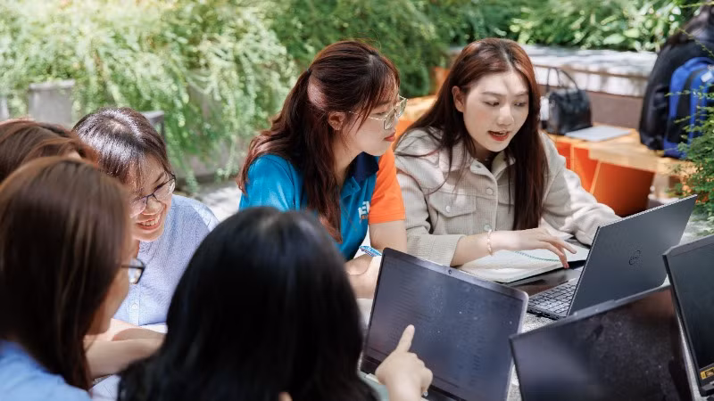 Người học tại UEH được định hướng trở thành những công dân toàn cầu, hành động vì sự phát triển bền vững.