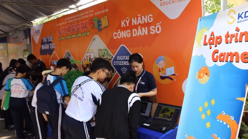 Các em học sinh đang trải nghiệm về STEM tại Ngày hội Giáo dục STEM.