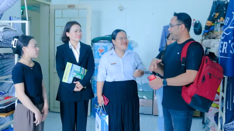 Đoàn công tác Trường đại học Keris Mas College (Malaysia) tham quan phòng ở sinh viên Ký túc xá Đại học Quốc gia Thành phố Hồ Chí Minh. (Ảnh: TTKTX)