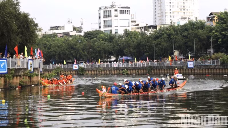 Sôi nổi Lễ hội đua ghe ngo 2024 trên kênh Nhiêu Lộc.