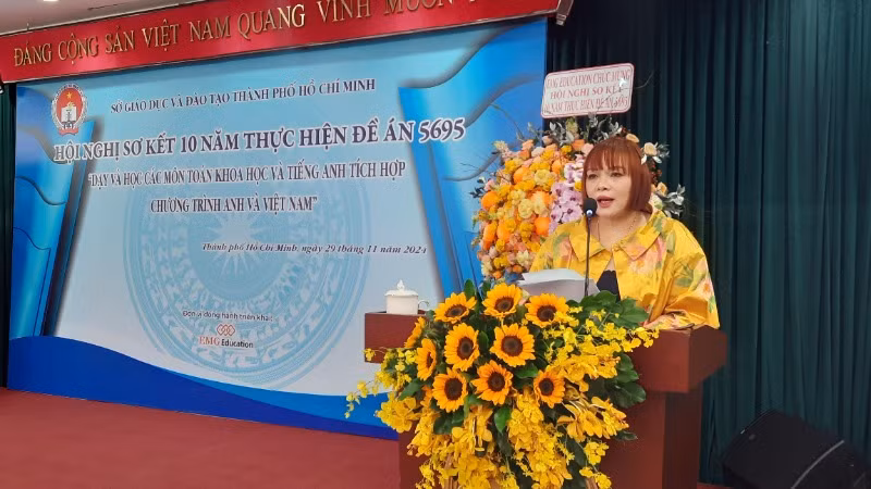 Bà Nguyễn Phương Lan, Tổng Giám đốc Tập đoàn giáo dục EMG Education phát biểu tại hội nghị sơ kết Bà Nguyễn Phương Lan, Tổng Giám đốc Tập đoàn giáo dục EMG Education phát biểu tại hội nghị sơ kết