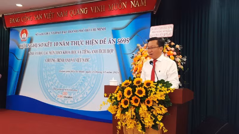 Ông Nguyễn Bảo Quốc, Phó Giám đốc Sở Giáo dục và Đào tạo Thành phố Hồ Chí Minh phát biểu tại buổi tổng kết Ông Nguyễn Bảo Quốc, Phó Giám đốc Sở Giáo dục và Đào tạo Thành phố Hồ Chí Minh phát biểu tại buổi tổng kết