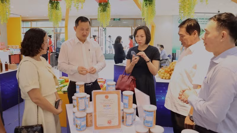 Các đại biểu tham quan các sản phẩm nông nghiệp tiêu biểu.