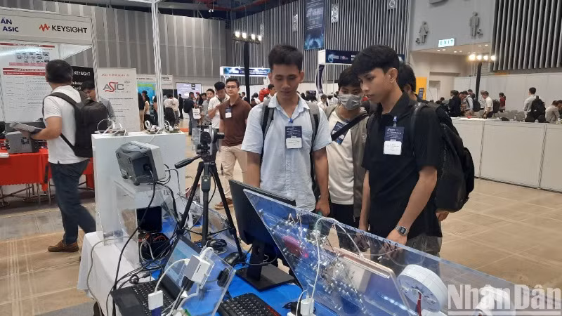 Các đại biểu tham quan triển lãm.