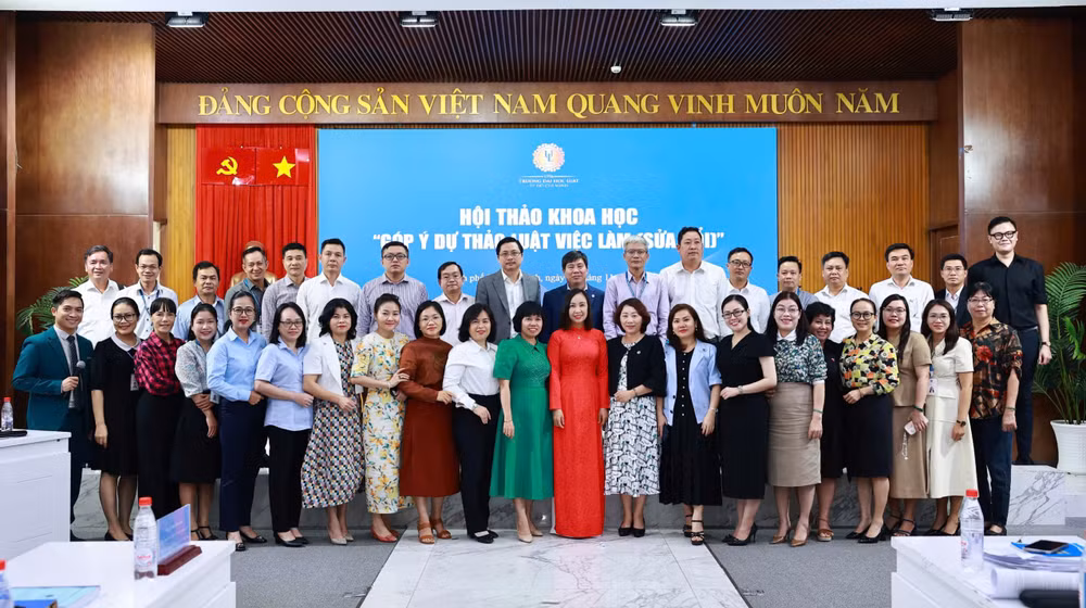 Các chuyên gia, nhà khoa học... chụp ảnh lưu niệm. Các chuyên gia, nhà khoa học... chụp ảnh lưu niệm.