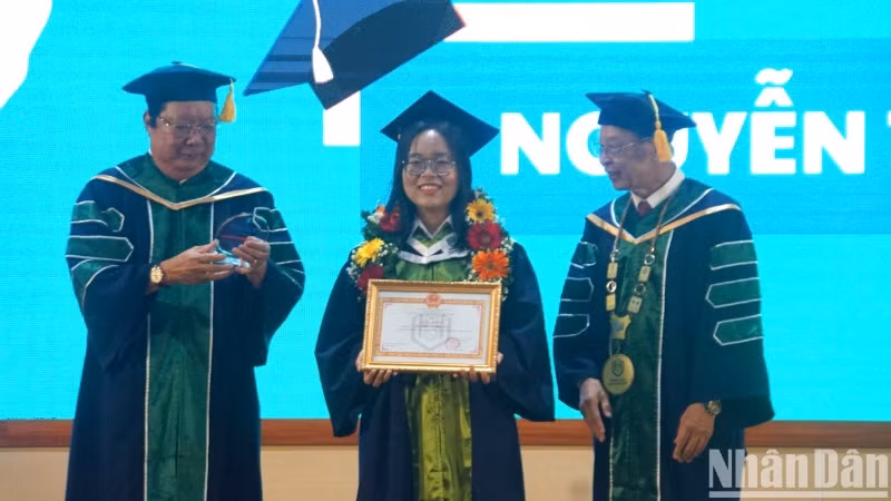 Trường đại học Khoa học sức khỏe vinh danh sinh viên tốt nghiệp thủ khoa.
