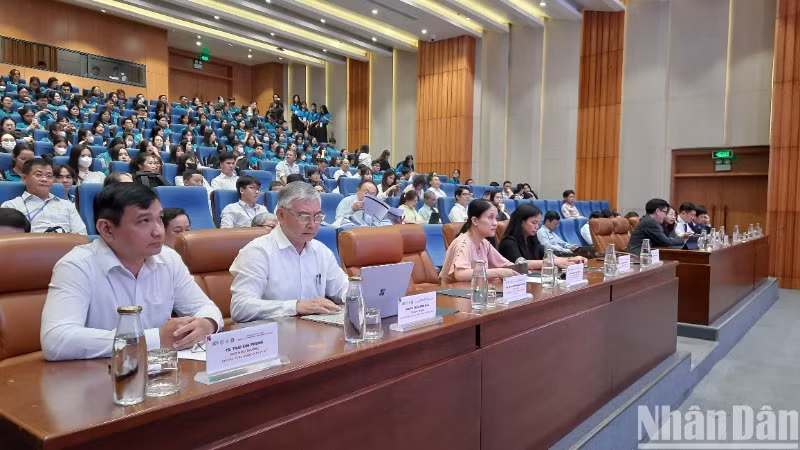 Các đại biểu tham gia hội thảo. Các đại biểu tham gia hội thảo.