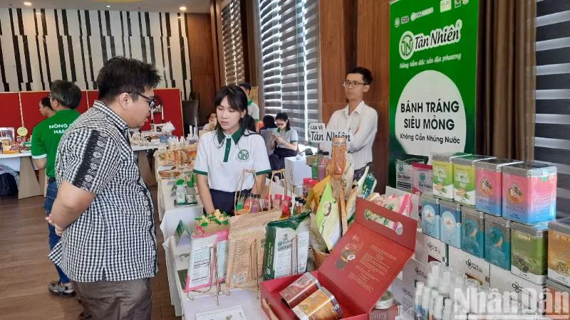 Các đại biểu tham quan các gian hàng trưng bày các sản phẩm của các dự án tham gia cuộc thi