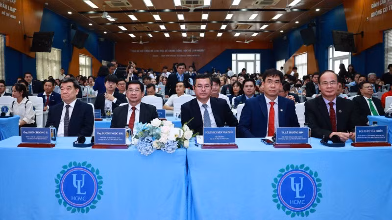 Các đại biểu tham dự Lễ khai giảng.