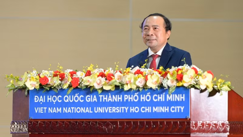 Phó Giáo sư, Tiến sĩ Vũ Hải Quân, Giám đốc Đại học Quốc gia Thành phố Hồ Chí Minh phát biểu tại lễ khai khóa. Phó Giáo sư, Tiến sĩ Vũ Hải Quân, Giám đốc Đại học Quốc gia Thành phố Hồ Chí Minh phát biểu tại lễ khai khóa.