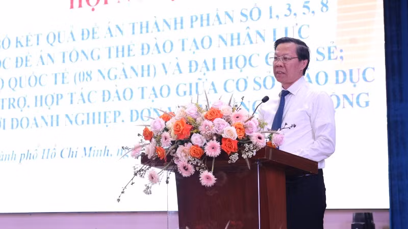 Đồng chí Phan Văn Mãi, Chủ tịch Ủy ban nhân dân Thành phố Hồ Chí Minh phát biểu tại hội nghị