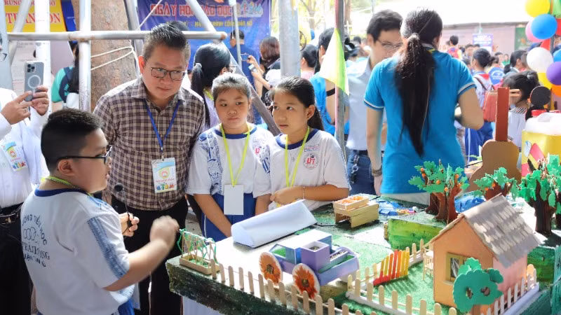 Không khí rộn ràng tại Ngày hội Giáo dục STEM.