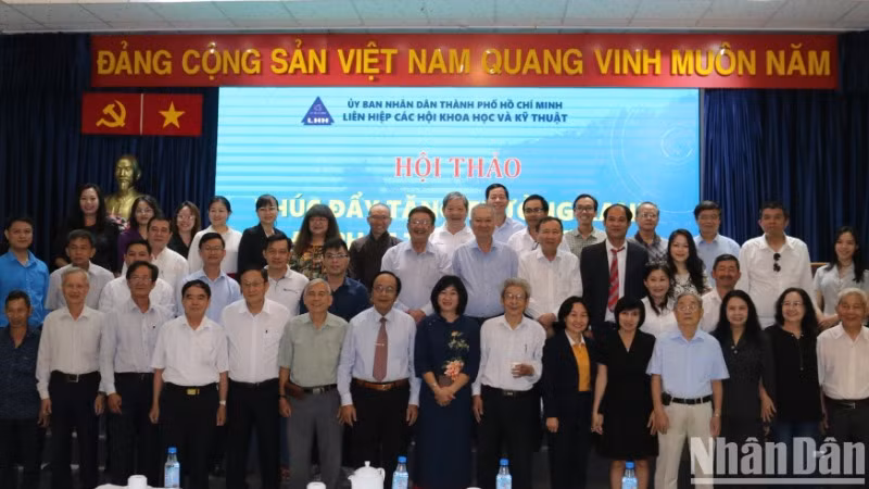 Các đại biểu chụp ảnh lưu niệm tại hội thảo