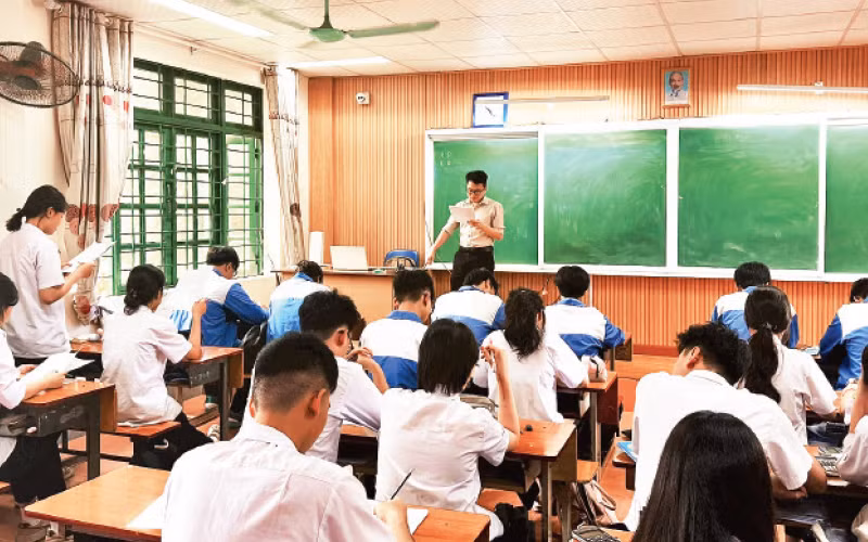 Học sinh Trường THPT Chuyên Lào Cai ôn tập chuẩn bị cho kỳ thi. Học sinh Trường THPT Chuyên Lào Cai ôn tập chuẩn bị cho kỳ thi.