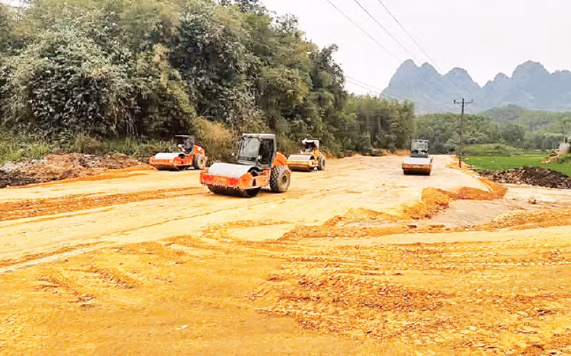 Các đơn vị thi công đang nỗ lực triển khai dự án đường liên kết vùng Hà Nội-Hòa Bình.