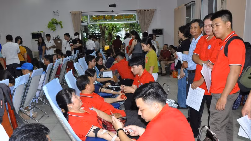 Hàng nghìn đoàn viên công đoàn và người lao động đến từ nhiều đơn vị, doanh nghiệp, bệnh viện, trường học tham gia hiến máu.