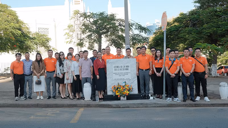 Đại sứ Trần Thị Thu Thìn và các cán bộ Đại sứ quán cùng bà con trong cộng đồng người Việt Nam tại Mozambique dâng hoa tại Biển lưu niệm trên Đại lộ Hồ Chí Minh tại thủ đô Maputo. (Ảnh: Đại sứ quán Việt Nam tại Mozambique)