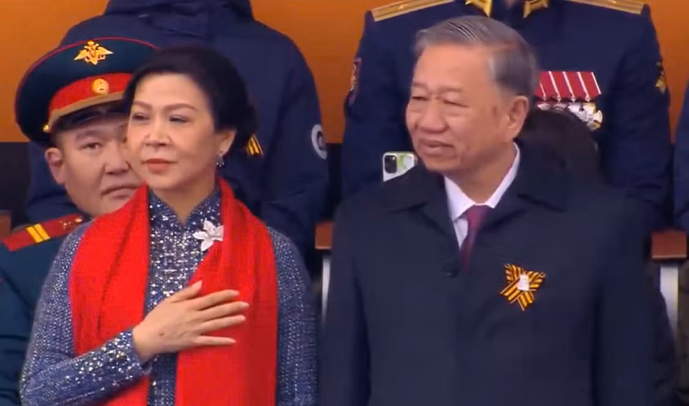 Tổng Bí thư Tô Lâm và Phu nhân theo dõi đoàn Quân đội nhân dân Việt Nam tiến qua lễ đài. (Ảnh chụp màn hình)