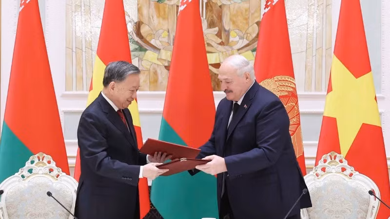 Tổng Bí thư Tô Lâm và Tổng thống Aleksandr Lukashenko ký Tuyên bố chung về việc thiết lập quan hệ Đối tác chiến lược Việt Nam-Belarus. (Ảnh: TTXVN)