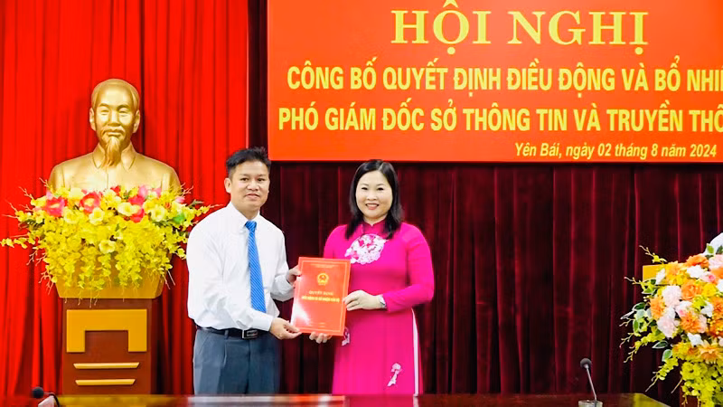 Phó Chủ tịch Ủy ban nhân dân tỉnh Vũ Thị Hiền Hạnh trao quyết định Phó Giám đốc Sở Thông tin và truyền thông đối với đồng chí Nguyễn Đoạt. (Ảnh: THANH SƠN) Phó Chủ tịch Ủy ban nhân dân tỉnh Vũ Thị Hiền Hạnh trao quyết định Phó Giám đốc Sở Thông tin và truyền thông đối với đồng chí Nguyễn Đoạt. (Ảnh: THANH SƠN)