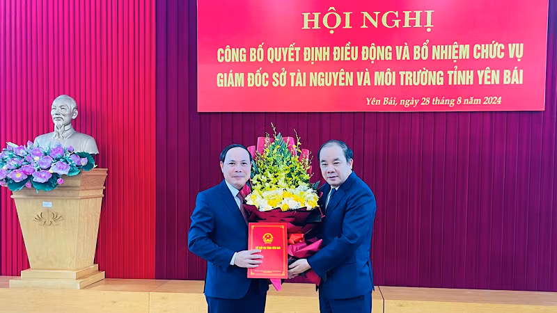 Đồng chí Tạ Văn Long, Phó Bí thư Thường trực Tỉnh ủy tặng hoa chúc mừng đồng chí Phạm Ngọc Luận, tân Giám đốc Sở Tài nguyên và Môi trường tỉnh. (Ảnh: THANH SƠN)