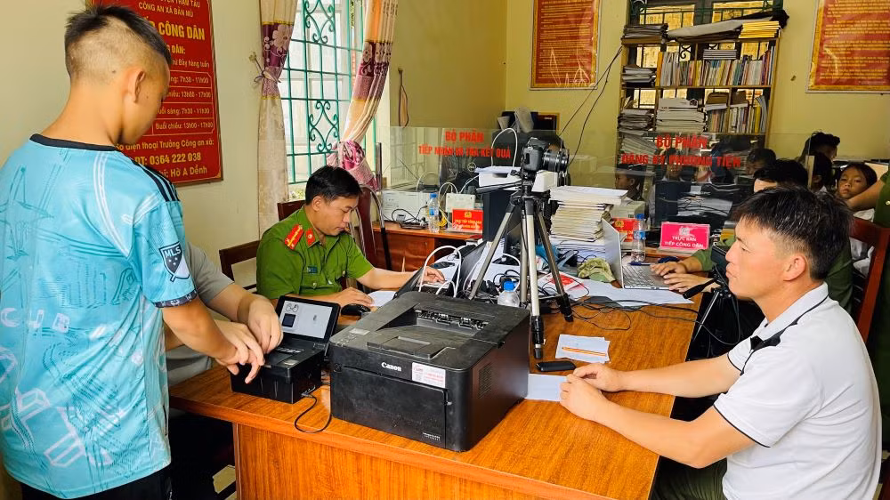 Công an huyện Trạm Tấu tiến hành làm định danh điện tử tại xã vùng cao Bản Mù. (Ảnh: THANH SƠN) Công an huyện Trạm Tấu tiến hành làm định danh điện tử tại xã vùng cao Bản Mù. (Ảnh: THANH SƠN)