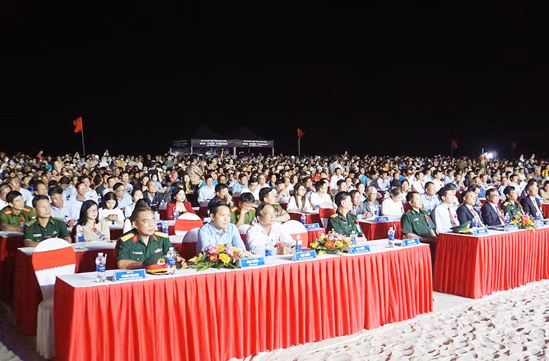 Đông đảo cán bộ, người dân và du khách dự khai mạc Lễ hội. Đông đảo cán bộ, người dân và du khách dự khai mạc Lễ hội.