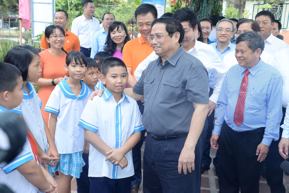 Thủ tướng Phạm Minh Chính thăm hỏi, động viên các cháu tại Làng Trẻ em SOS Nha Trang (Ảnh: THANH GIANG)