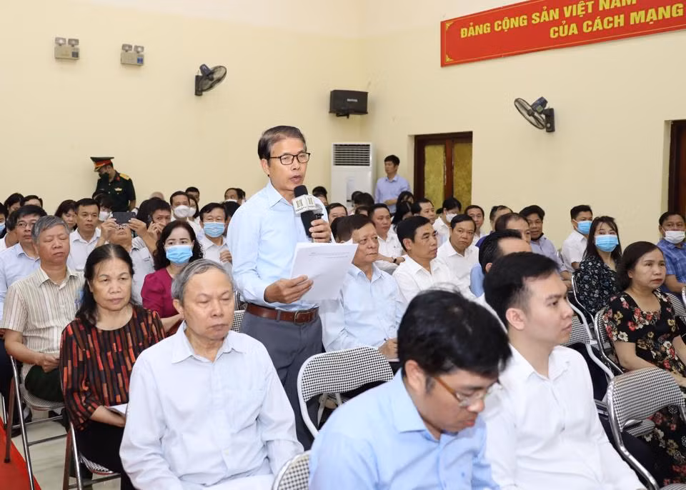 Cử tri quận Hoàng Mai nêu kiến nghị tại buổi tiếp xúc cử tri. Ảnh: Duy Linh.