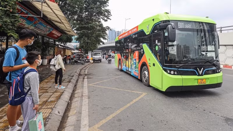 Xe buýt tại Hà Nội đang từng bước được sử dụng năng lượng xanh.