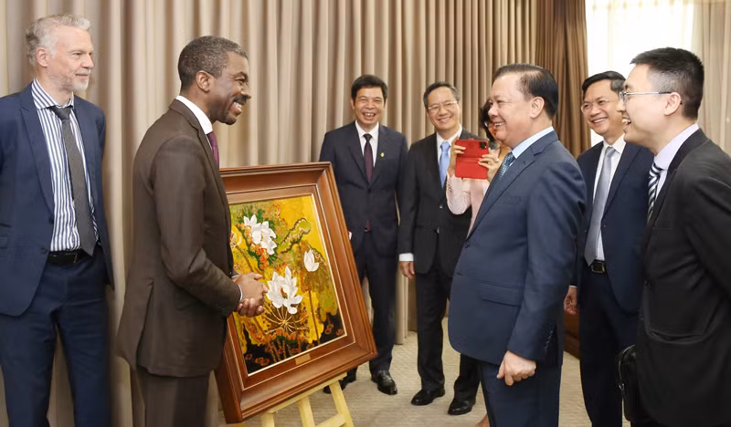 Bí thư Thành ủy Hà Nội trao đổi với Giám đốc Trung tâm Di sản thế giới Lazarre Eloundou.
