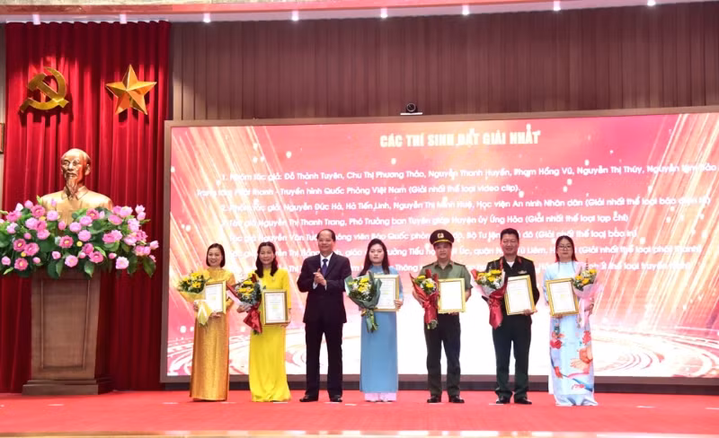 Trưởng ban Tuyên giáo Thành uỷ Hà Nội Nguyễn Doãn Toản trao hoa và Giấy chứng nhận cho 6 tác giả, nhóm tác giả đoạt Giải Nhất.