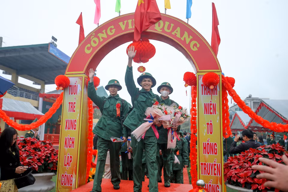 Các tân binh phấn khởi bước qua cổng vinh quang để lên đường làm nhiệm vụ.